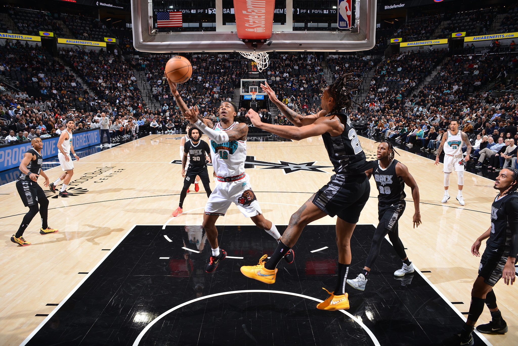 熊猫体育官方-灰熊击败老鹰，再次获得胜利