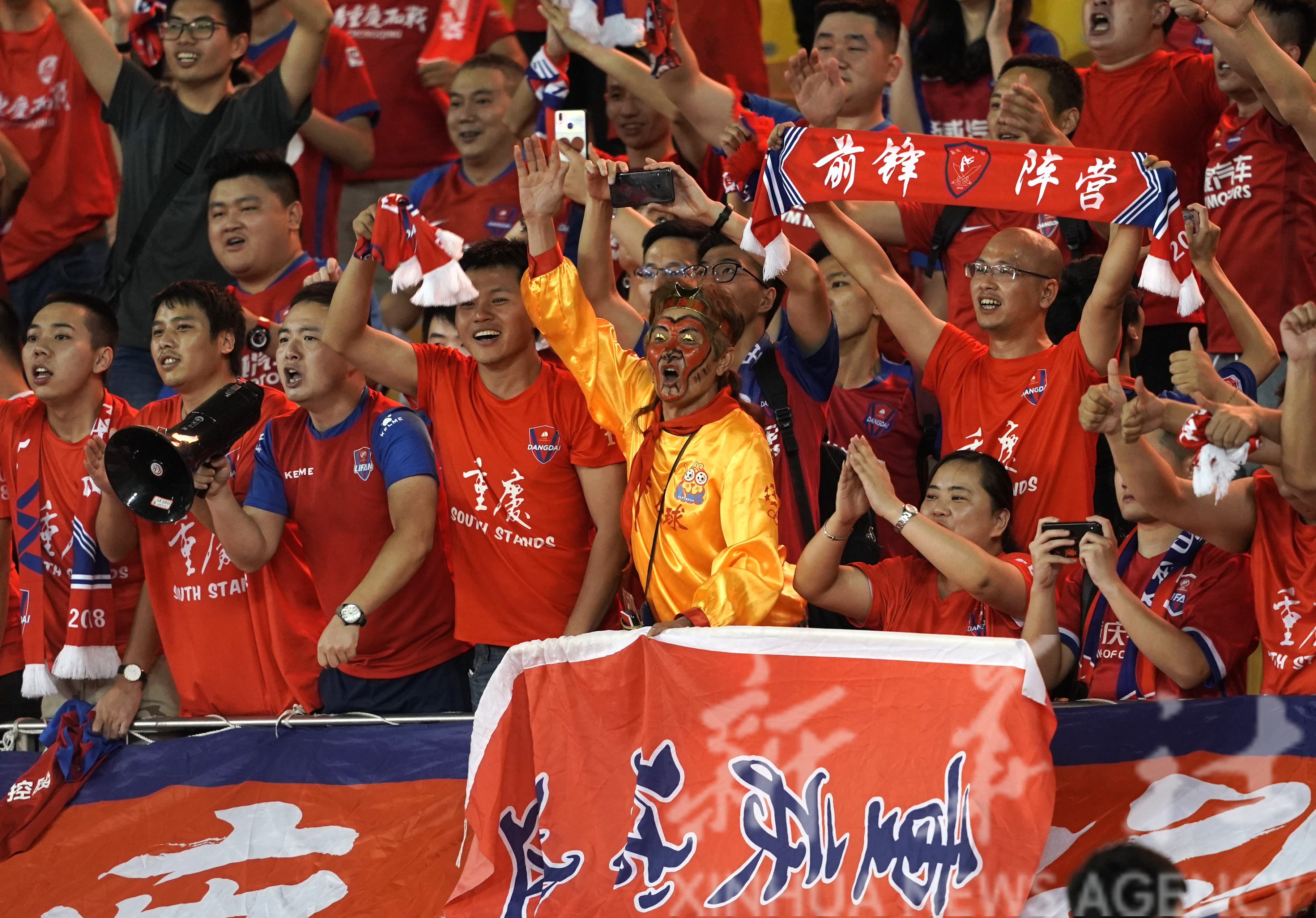 重庆斯威球队势如破竹，力压对手取得胜利