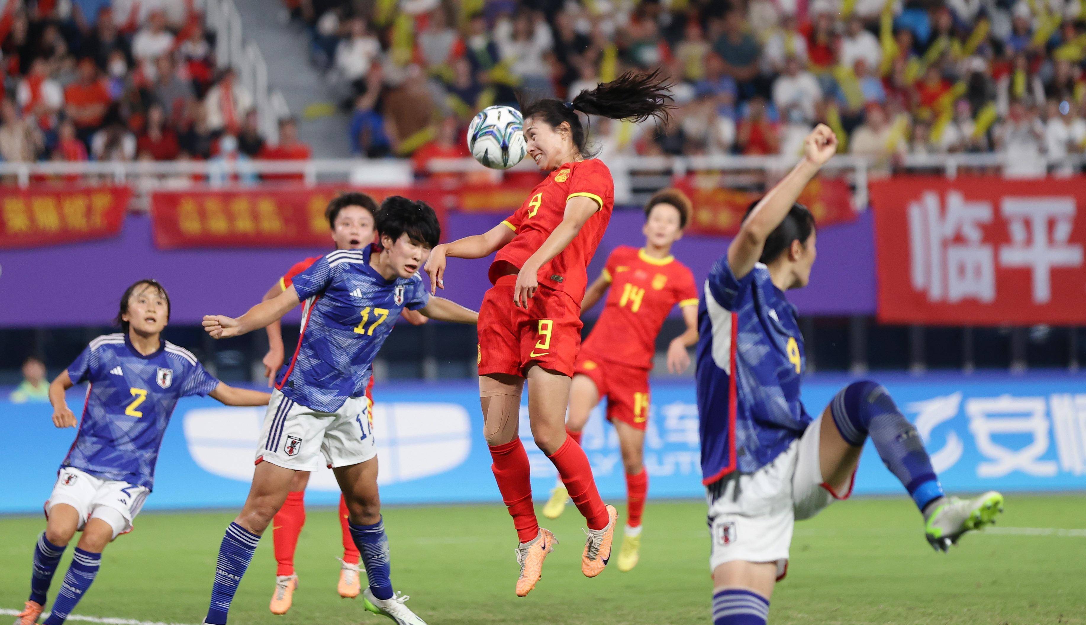 熊猫体育全站APP下载-史无前例比赛：女子足球场上技艺纷呈