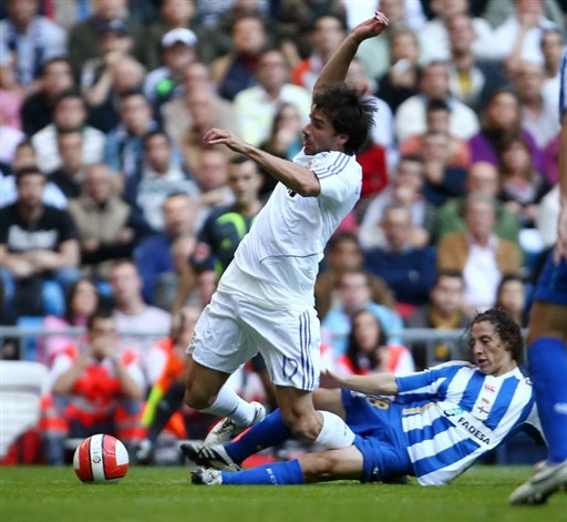 包含拉科鲁尼亚客场告捷，皇家马德里主场丢分的词条