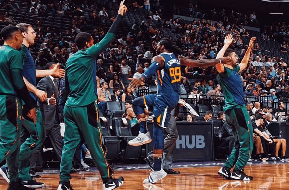 爵士队客场获胜，望逆袭晋级季后赛