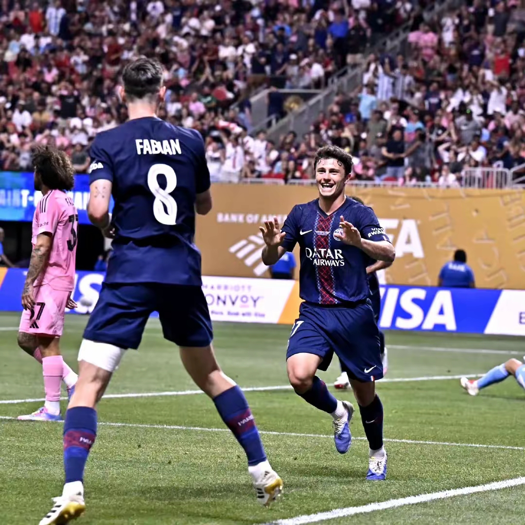 包含马德里竞技主场击败门兴，小组第一未变的词条